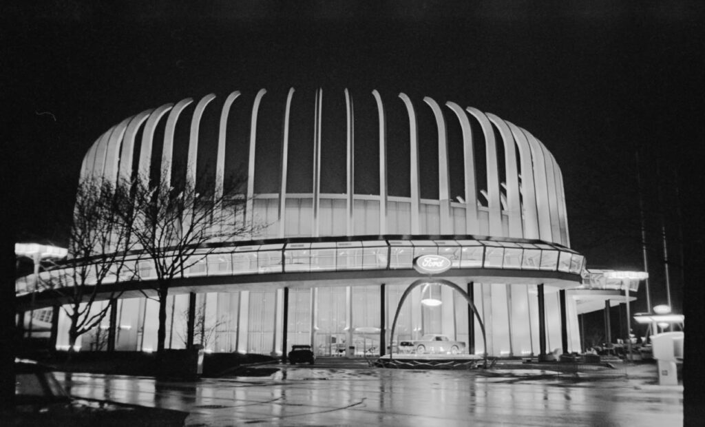 Pavillon Ford illuminé de nuit à la New York World's Fair 1964
