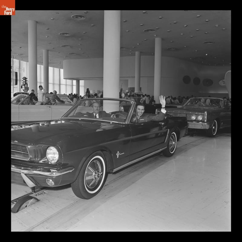 Jim Clark et Colin Chapman à bord d'une Mustang sur le Magic Skyway en juin 1965