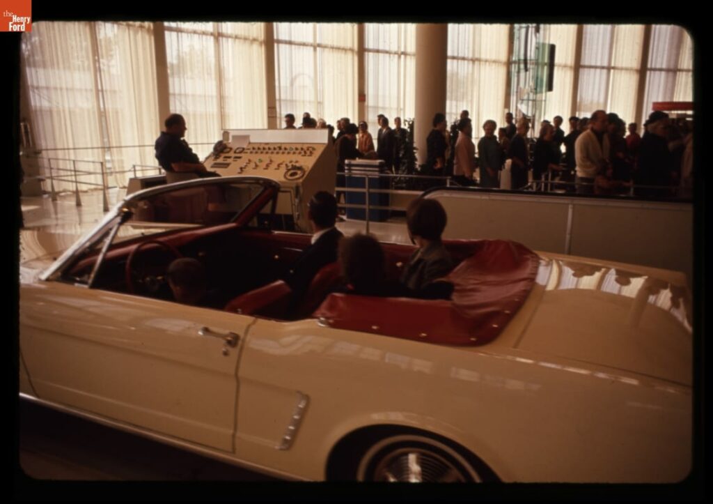 Mustang cabriolet dans la zone d'embarquement du Magic Skyway au pavillon Ford