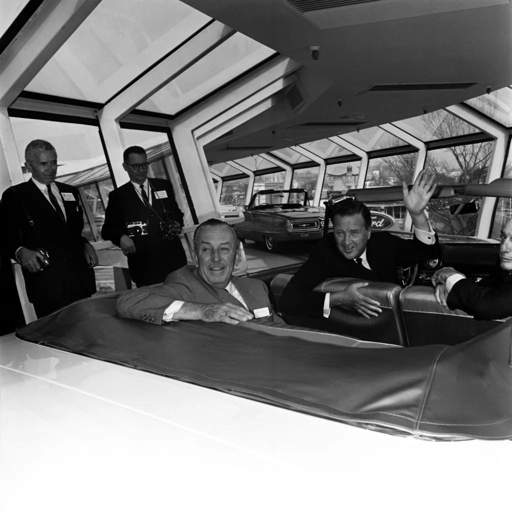 Walt Disney et Henry Ford II à bord d'une voiture du Magic Skyway au pavillon Ford