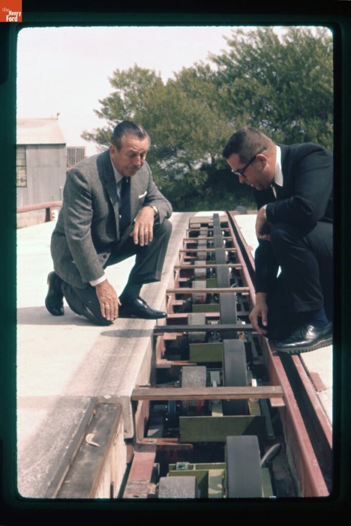 Walt Disney inspecte le système de voie prototype du Magic Skyway en 1962-1963