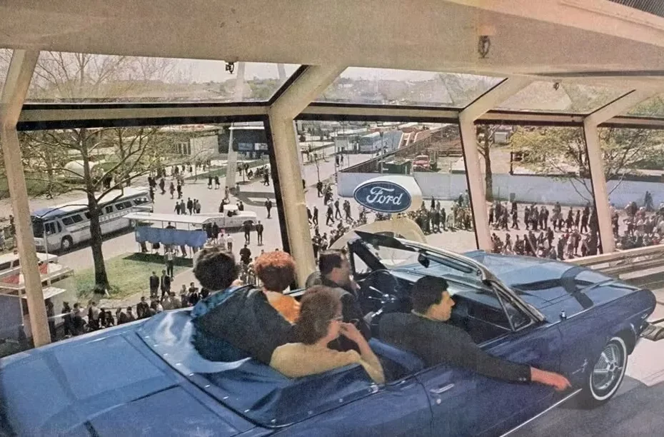Ford Mustang sur le Magic Skyway à la World's Fair 1964 de New York