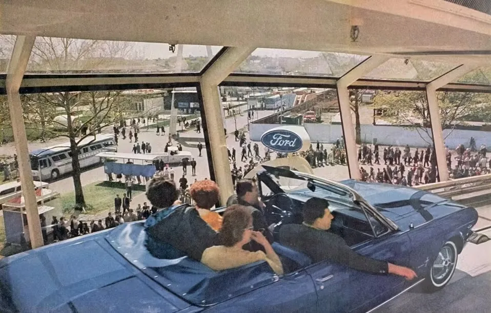 Ford Mustang sur le Magic Skyway à la World's Fair 1964 de New York
