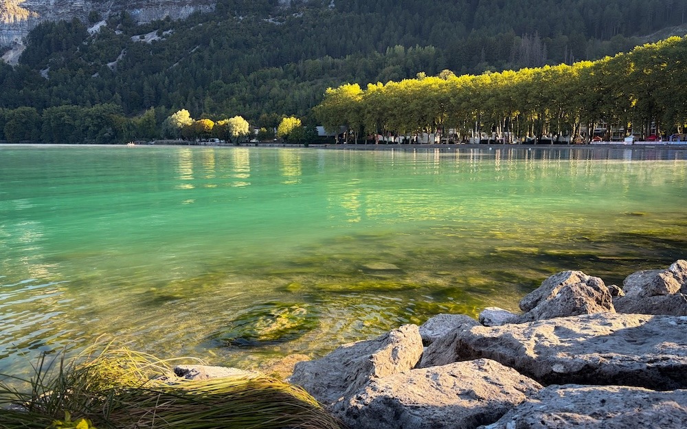Avant la course, l'échauffement se fait près du magnifique lac de Nantua.