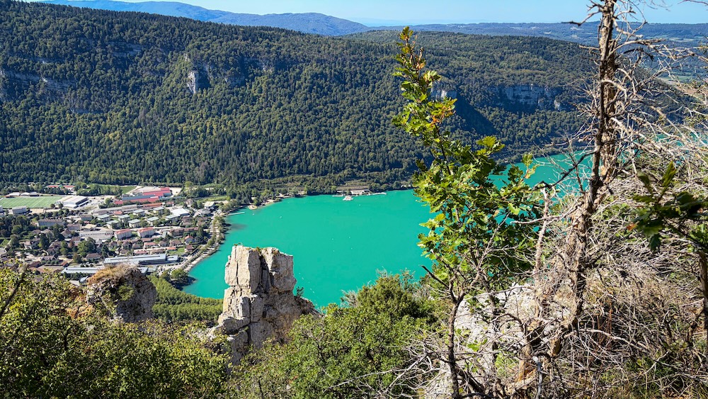 C'est seulement au KM 17 que nous pouvons enfin admirer le lac de Nantua... d'en haut, évidemment !