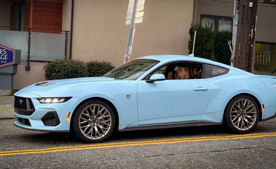 Brittley au volant de la Mustang Project Britney qu’elle utilise quotidiennement