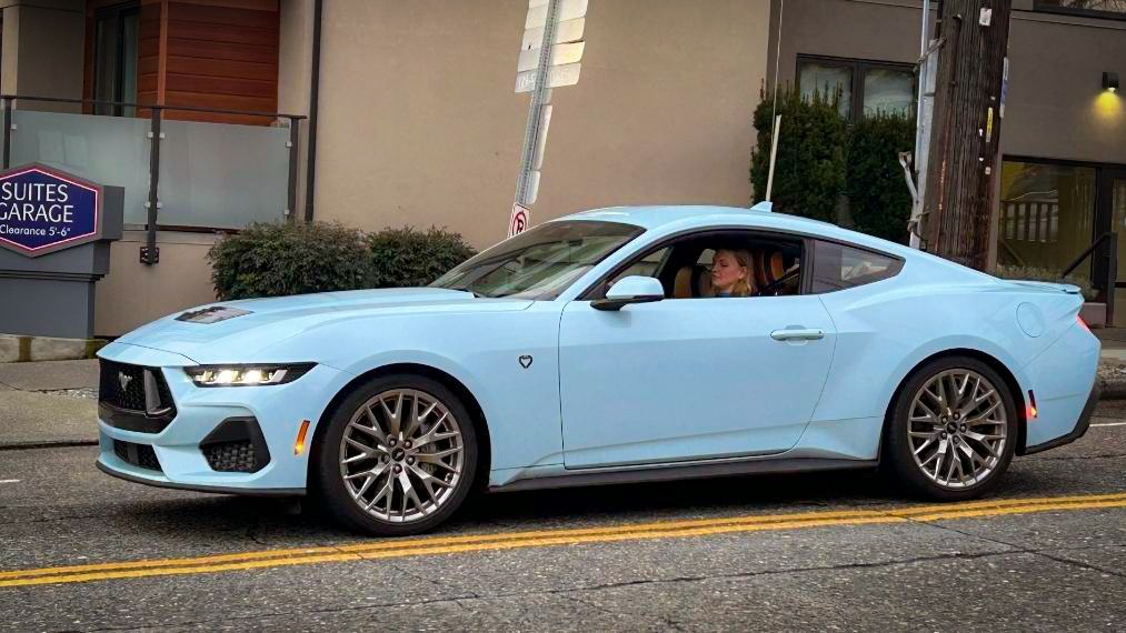 Brittley au volant de la Mustang Project Britney qu’elle utilise quotidiennement
