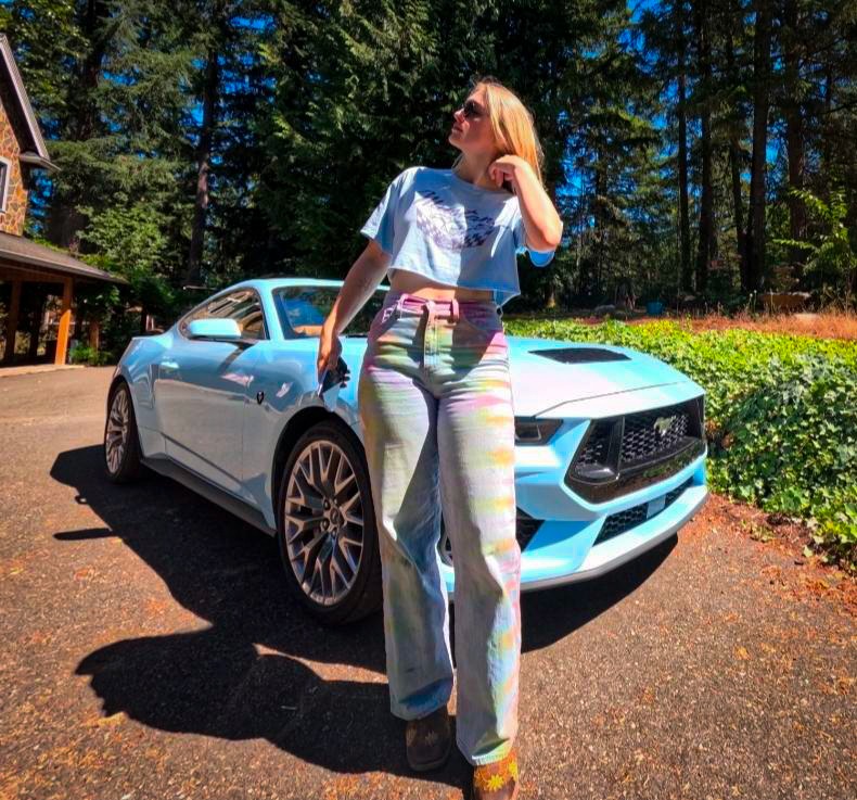 Brittley devant la Mustang GT 2024 Project Britney créée par Ford et Sydney Sweeney