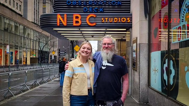 Brittley et son père à New York devant les studios NBC
