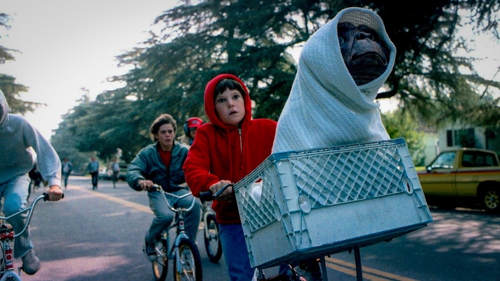 Dans E.T. l’extraterrestre, le vélo symbolise l’autonomie des enfants : il permet de parcourir le quartier, rejoindre les amis et, finalement, échapper aux adultes. © 1982 Universal City Studios, Inc.