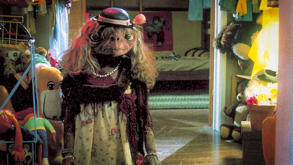 Déguisé par Gertie, E.T. se retrouve au milieu des jouets, vêtements et peluches qui encombrent joyeusement la maison familiale. © 1982 Universal City Studios, Inc.