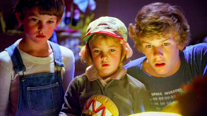 Salopette, casquette, couleurs vives et T-shirt Space Invaders : les vêtements des enfants inscrivent immédiatement le film dans l’Amérique du début des années 1980. © 1982 Universal City Studios, Inc.