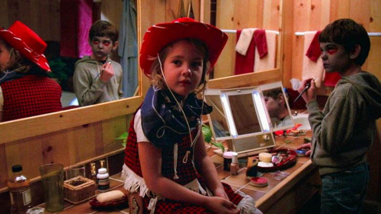 Costume, maquillage et accessoires : Halloween se prépare encore largement à la maison dans l’Amérique enfantine montrée par Spielberg en 1982. © 1982 Universal City Studios, Inc.