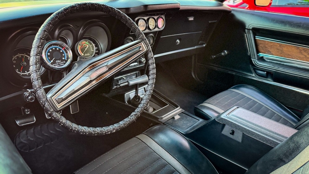 Intérieur de la Mustang Mach 1 1973 avec volant console centrale et jauges