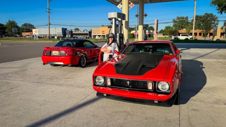 Heather avec sa Mustang Mach 1 1973 en juin 2025