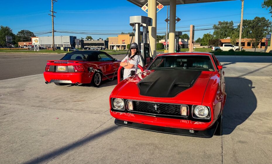 Heather avec sa Mustang Mach 1 1973 en juin 2025