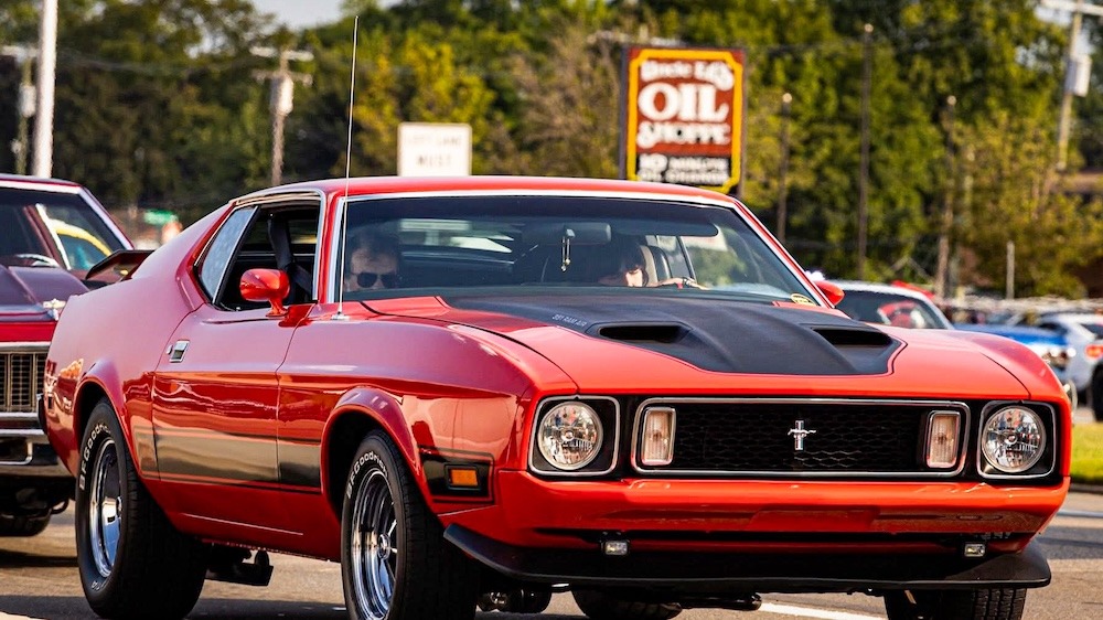 Mustang Mach 1 de Heather roulant sur Woodward Avenue en août 2025