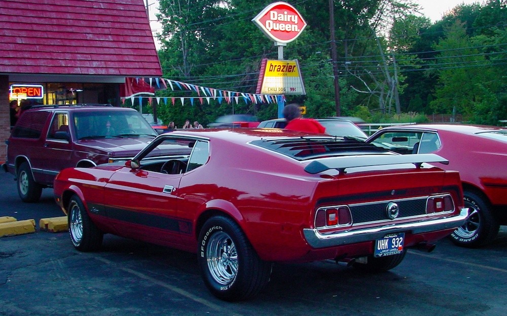 Mustang Mach 1 1973 de Frank et Mustang Mach 1 1972 du père de Heather au Dairy Queen