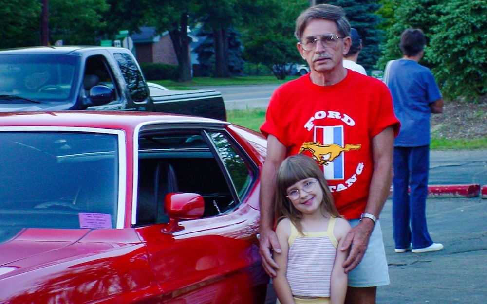 Heather enfant avec son grand-père Frank devant la Mustang au Dairy Queen en 2002