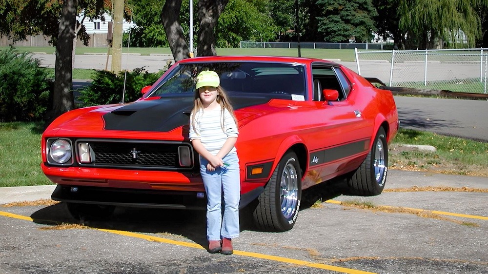 Heather enfant devant la Mustang Mach 1 avec ses nouvelles Magnum 500 en 2003