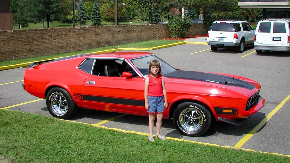 Heather devant la Mustang Mach 1 au Little Daddy’s Restaurant à Bloomfield Hills en 2004