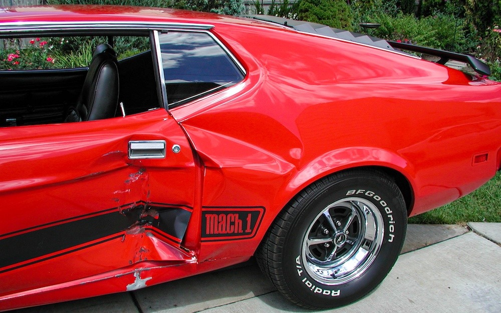 Portière et aile endommagées de la Mustang Mach 1 après l’accident de 2006
