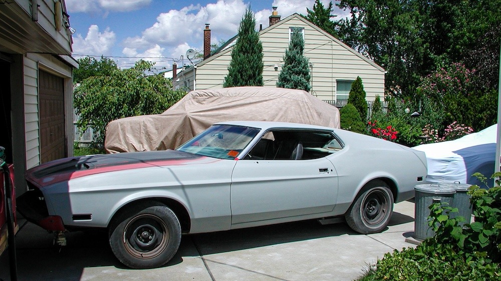 Mustang Mach 1 en apprêt pendant sa restauration en août 2008