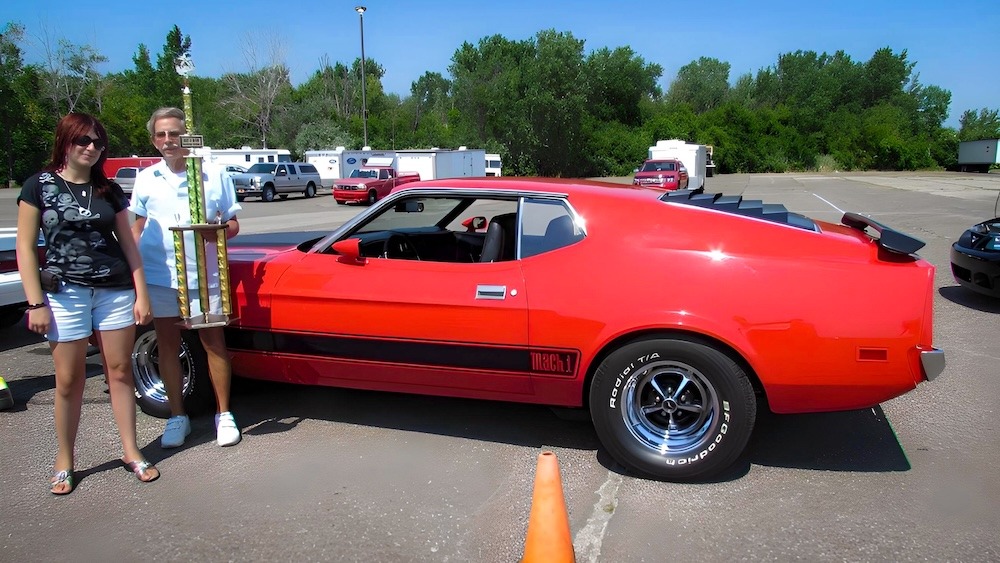 Heather et son grand-père Frank avec leur Mustang Mach 1 lors d’un concours USMA en 2013