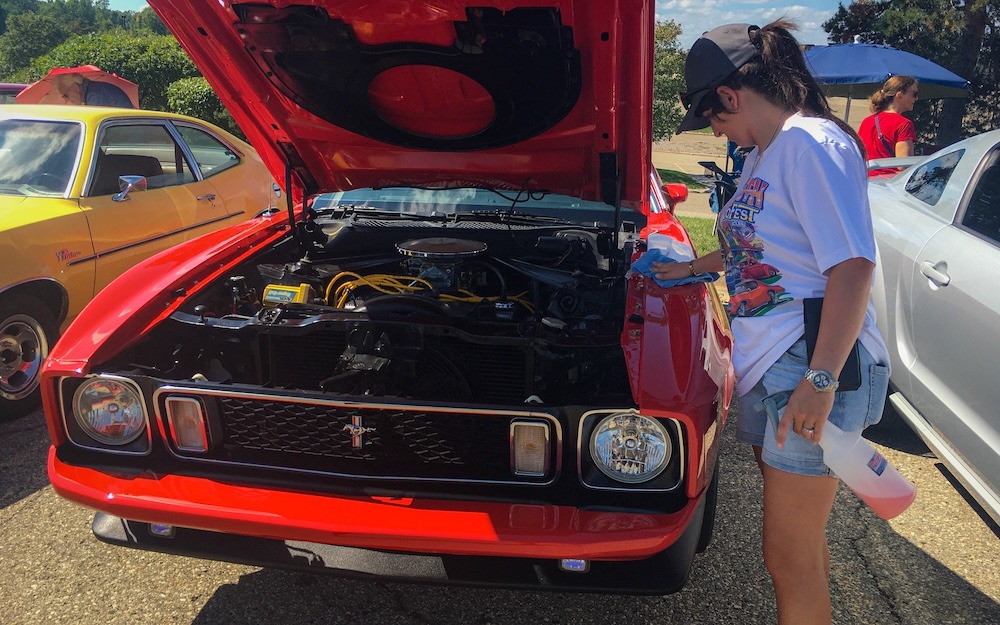 Heather détaillant sa Mustang Mach 1 lors d’un rassemblement au Lakeside Mall en 2023