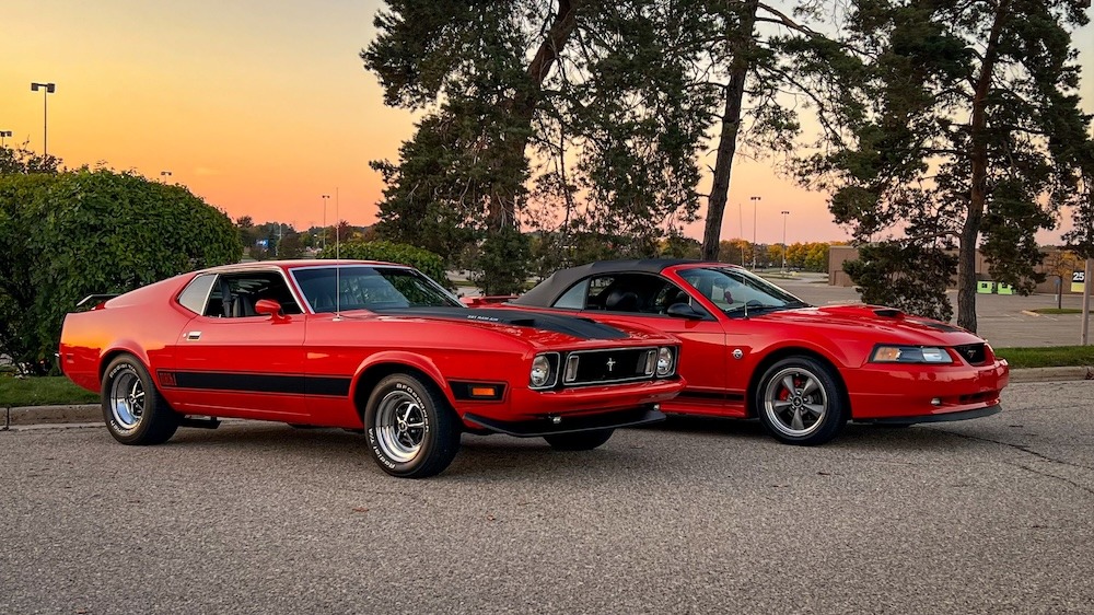 Mustang Mach 1 1973 de Heather avec sa Mustang GT Cabriolet 2004 DemonGT