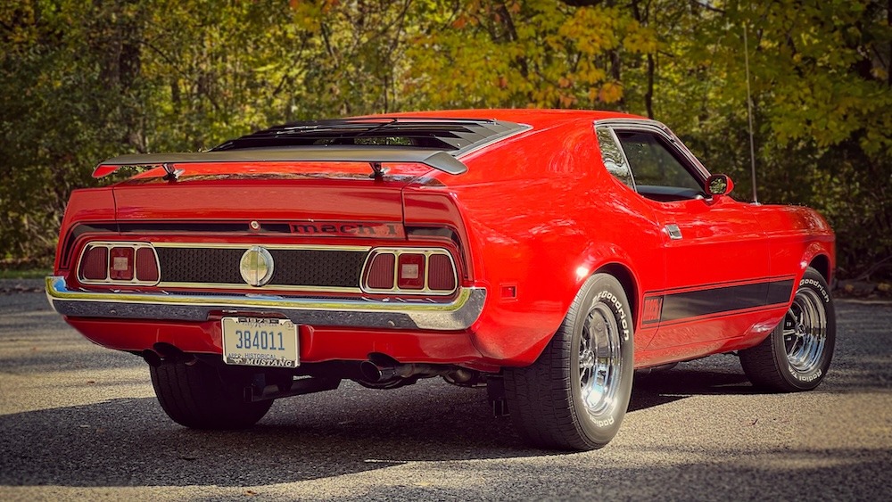 Vue arrière de la Mustang Mach 1 1973 de Heather en 2023