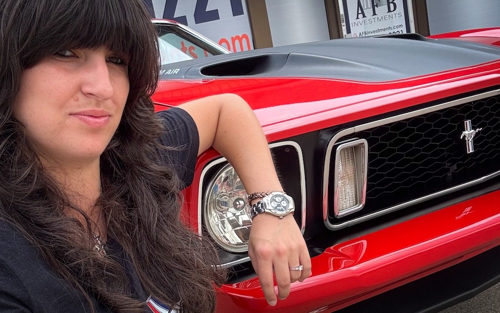 Heather devant sa Mustang Mach 1 1973 rouge