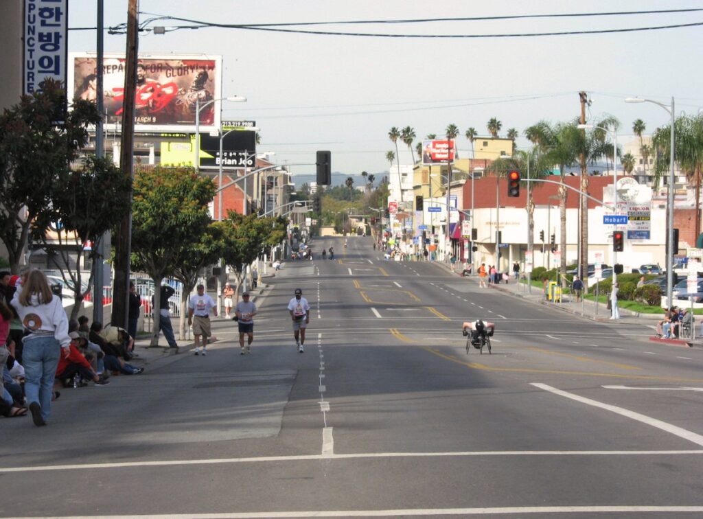 Le Los Angeles Marathon traverse Koreatown en 2007, année où le parcours reliait Universal City à Downtown Los Angeles. Photo : Downtowngal / Wikimedia Commons – CC BY 3.0.