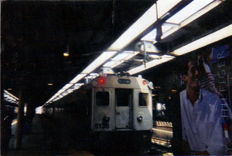 Un train de banlieue à Hoboken Terminal en juin 2001. C’est dans cette gare du New Jersey que Steven Salovitch poursuivait chaque matin son trajet en prenant le PATH vers le World Trade Center. Photo : Ken – CC BY 2.0.