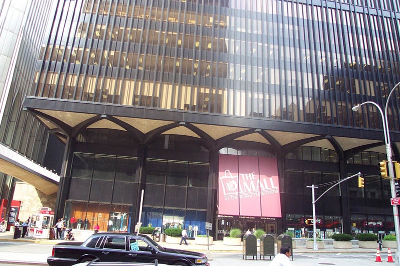 Une entrée du Mall at the World Trade Center, au pied de 4 World Trade Center, le 21 août 2001, trois semaines avant les attentats. Photo : Ross Schendel et Ryan Seal – CC BY-SA 4.0.
