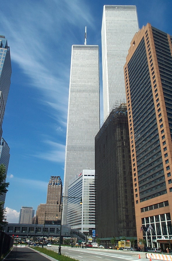 Le World Trade Center le 19 juillet 2001. Au premier plan, le Marriott World Trade Center (3 WTC) ; à l’extrême droite, le New York Marriott Financial Center, où David Hooker séjourne le matin du 11 septembre. Photo : Brandon McCombs – CC BY-SA 3.0.