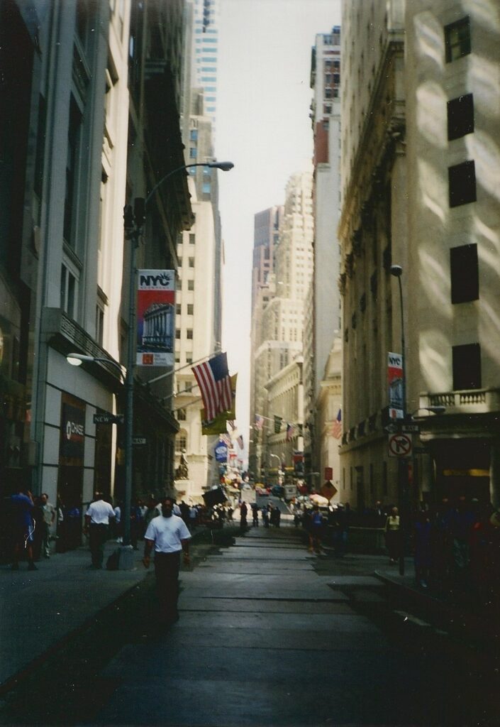 Wall Street et ses passants dans le Financial District de New York, le 8 août 2001, un peu plus d’un mois avant les attentats. Photo : Michael Barera – CC BY-SA 4.0.