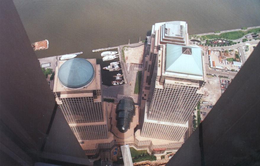 Vue sur le World Financial Center depuis Windows on the World, au sommet de la tour nord du World Trade Center, avant le 11 septembre 2001. Photo : Chris Morgan – CC BY-SA 2.0.