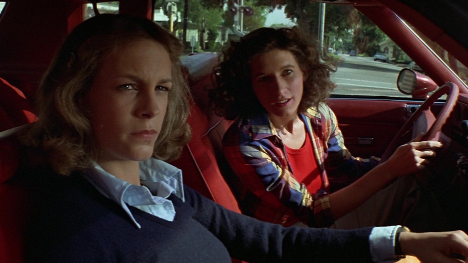 Laurie et Annie en voiture : sellerie colorée, vêtements et habitacle participent eux aussi à l’atmosphère très années 1970 du film. Capture de Halloween : La Nuit des masques (John Carpenter, 1978) — © 1978 Falcon International Productions / © 2016 Compass International Pictures.