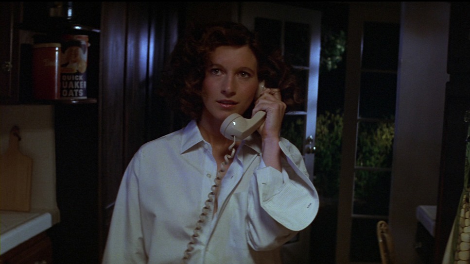 Même les scènes les plus banales regorgent de détails d’époque : téléphone filaire, cuisine familiale et produits du quotidien plongent le spectateur dans l’Amérique de 1978. Capture de Halloween : La Nuit des masques (John Carpenter, 1978) — © 1978 Falcon International Productions / © 2016 Compass International Pictures.