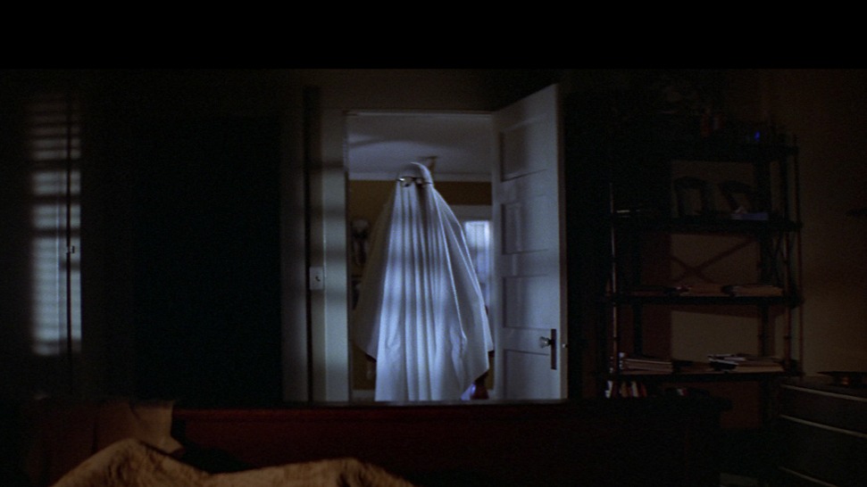 Sous un simple drap blanc, Michael Myers joue avec les codes du déguisement d’Halloween avant de les transformer en menace. Capture de Halloween : La Nuit des masques (John Carpenter, 1978) — © 1978 Falcon International Productions / © 2016 Compass International Pictures.