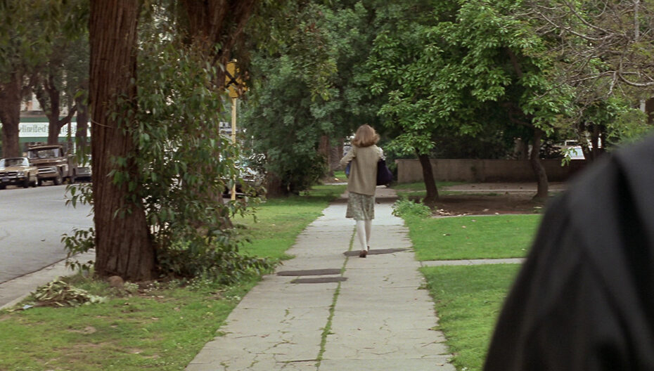 À Haddonfield, Michael Myers s’introduit dans le décor parfaitement ordinaire d’une banlieue américaine. Capture de Halloween : La Nuit des masques (John Carpenter, 1978) — © 1978 Falcon International Productions / © 2016 Compass International Pictures.