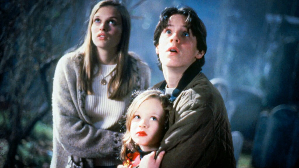 Allison, Max et Dani face aux événements surnaturels qui transforment leur nuit d’Halloween à Salem. © 1993 Walt Disney Pictures.