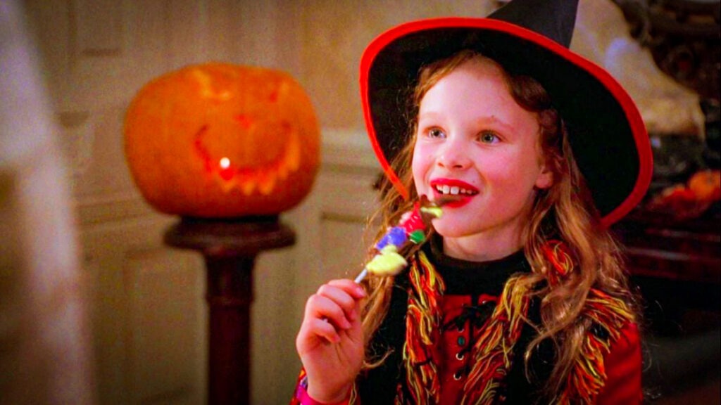 Dani en costume de sorcière : dans Hocus Pocus, Halloween reste encore très marqué par les citrouilles, le maquillage et des déguisements qui semblent souvent confectionnés à la maison. © 1993 Walt Disney Pictures.