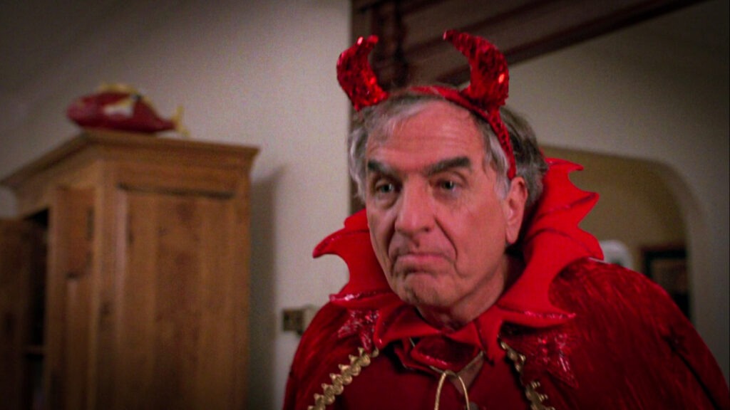 À Salem, Halloween n’est pas réservé aux enfants : les adultes se déguisent également, à l’image du père de Max et Dani transformé en diable pour la soirée. © 1993 Walt Disney Pictures.