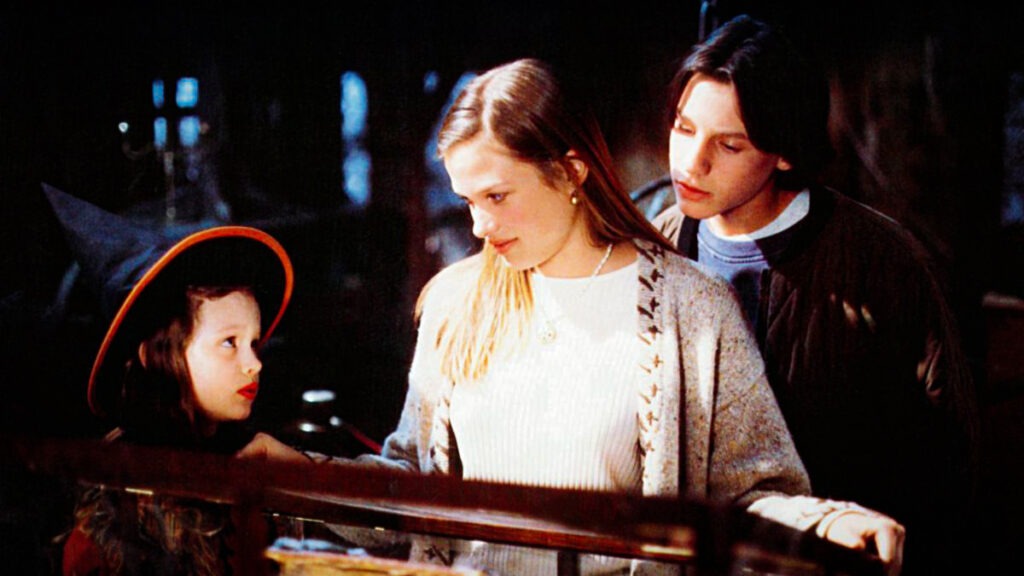 Max, Allison et Dani affichent eux aussi toute l’esthétique du début des années 1990, entre vêtements superposés, couleurs claires et coupes caractéristiques de l’époque. © 1993 Walt Disney Pictures.