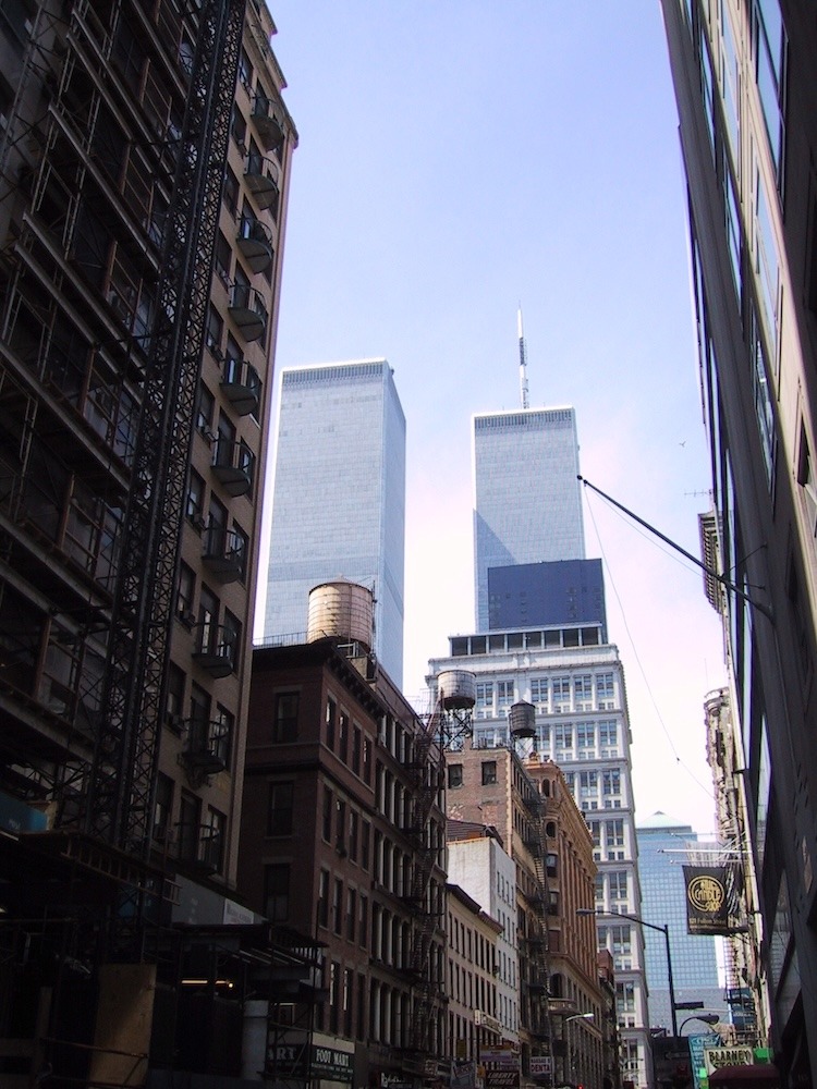 Les Twin Towers du World Trade Center vues depuis une rue de New York le 2 septembre 2001.