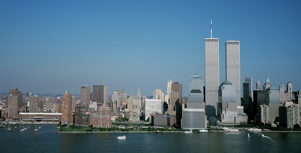 Lower Manhattan et les Twin Towers du World Trade Center en 2001, environ un mois avant le 11 septembre.