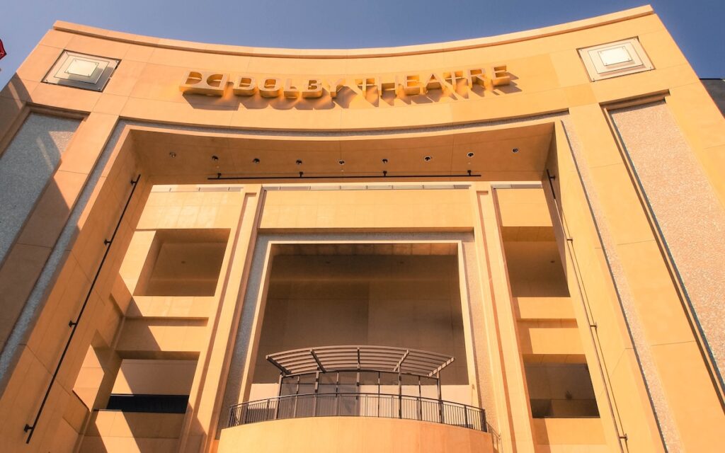 Le Dolby Theatre sur Hollywood Boulevard, théâtre des Oscars et passage du parcours du Los Angeles Marathon. En 2026, la collision des deux événements a conduit au déplacement de la course. Photo prise au cours de mon voyage aux USA en 2014.