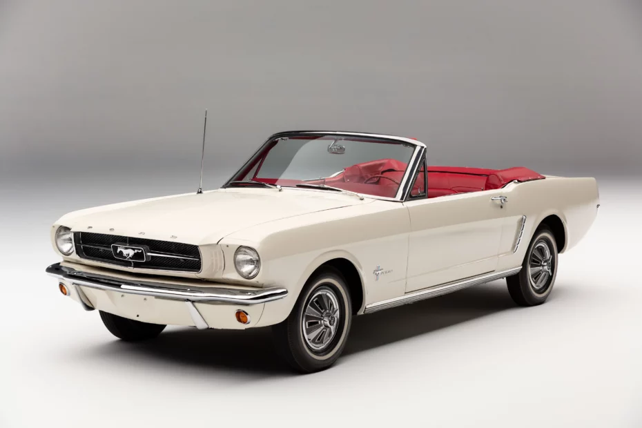 La Ford Mustang 5F08T383386, restaurée dans sa configuration actuelle. Cette Wimbledon White a participé au Magic Skyway lors de la World’s Fair de New York en 1965. Crédit photo : Preston Rose / Hagerty Drivers Foundation.